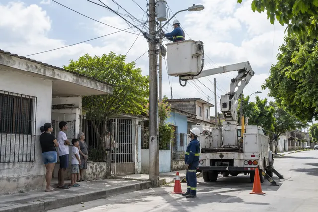 Air-e flags attacks on technicians and illegal grids